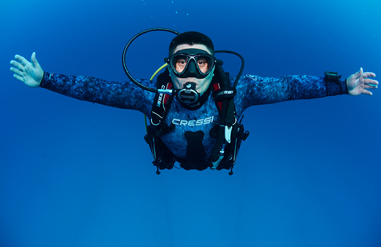 «Подводное плавание спасло мне жизнь», - говорит выживший от рака Лео Моралес