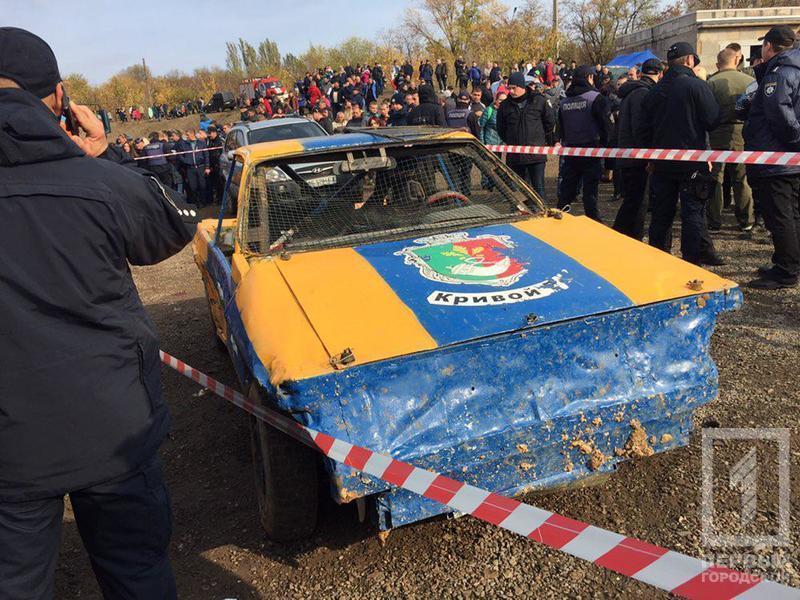 59-летний водитель гоночного автомобиля не справился с управлением, выехал за пределы трассы и наехал на зрителей, четверо из которых, в том числе двое детей травмированы