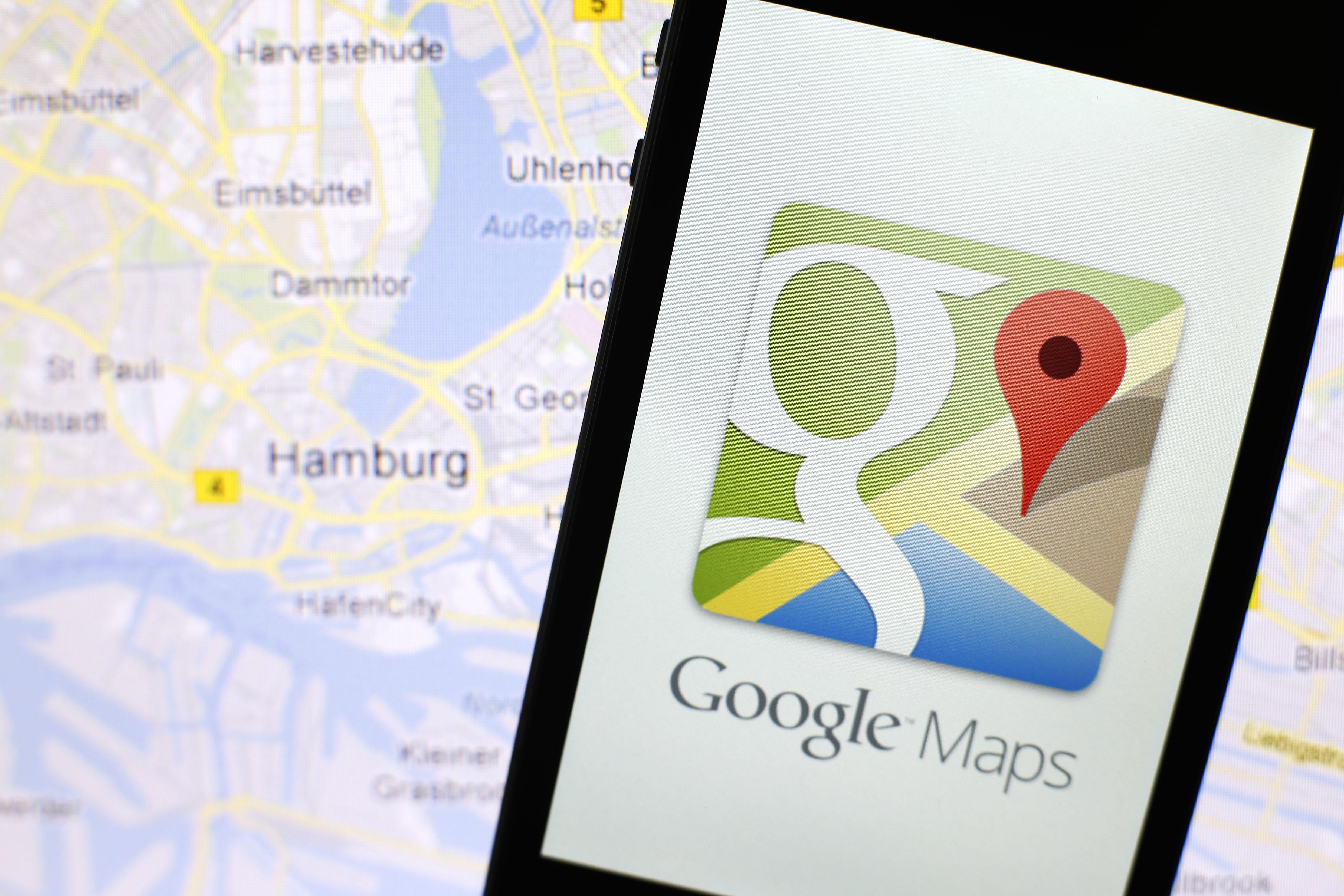 Google Map Maker   - который позволяет пользователям предлагать правки и модификации в базу данных карты - был удален